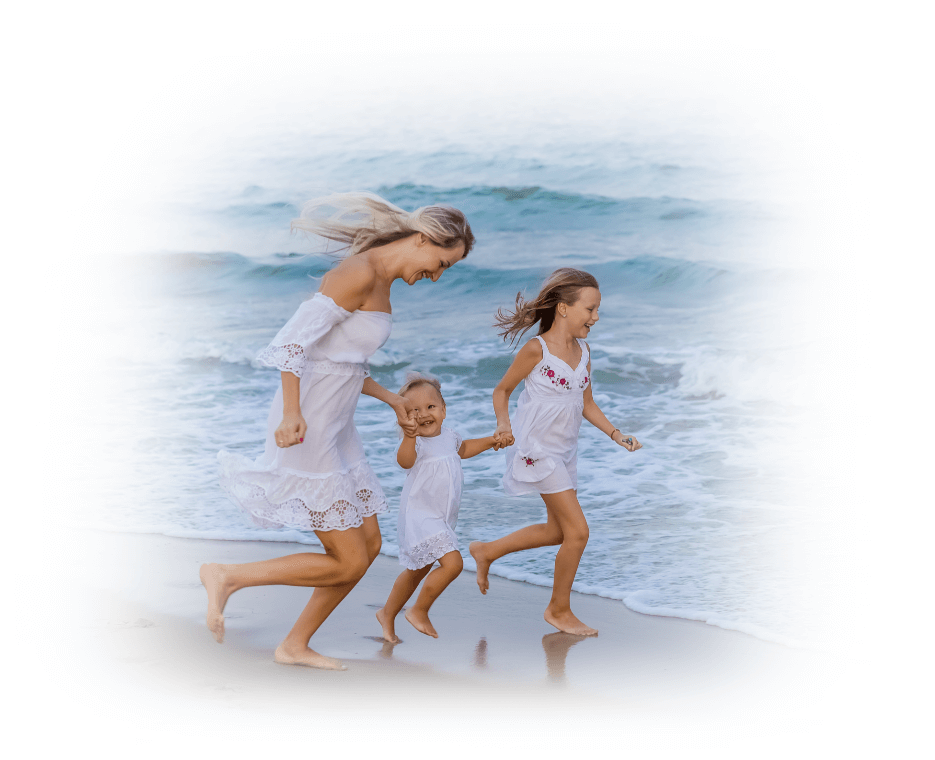 Sterimar dla całej rodziny – uśmiechnięta mama z dwoma córkami spaceruje po brzegu morza